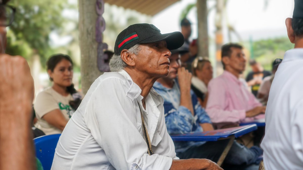 CarlosPinedoC's tweet photo. Me complace informarles que hemos logrado un acuerdo significativo con las comunidades de la zona rural de #SantaMarta, lo cual ha permitido el levantamiento del paro cívico. Este logro se ha alcanzado gracias a una reunión liderada por el gobierno nacional en cabeza del @MinInterior, la @SantaMartaDTCH, @PoliciaStaMarta, Personeria, Procuraduría, Defensoría del Pueblo y representantes de las comunidades de la zona. Se han establecido acuerdos sustanciales que mejorarán la oferta del Estado hacia la zona rural. Agradezco al gobierno nacional, en cabeza del señor presidente @petrogustavo, por atender las solicitudes de la comunidad. 

Acompañaremos estos procesos, a través de la Alta Consejería para la Paz promoviendo las reuniones pertinentes y acompañando a la comunidad en el desarrollo efectivo de las actividades tendientes al seguimiento a los compromisos adquiridos por las partes.