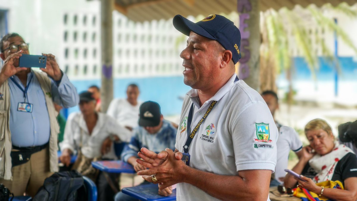 CarlosPinedoC's tweet photo. Me complace informarles que hemos logrado un acuerdo significativo con las comunidades de la zona rural de #SantaMarta, lo cual ha permitido el levantamiento del paro cívico. Este logro se ha alcanzado gracias a una reunión liderada por el gobierno nacional en cabeza del @MinInterior, la @SantaMartaDTCH, @PoliciaStaMarta, Personeria, Procuraduría, Defensoría del Pueblo y representantes de las comunidades de la zona. Se han establecido acuerdos sustanciales que mejorarán la oferta del Estado hacia la zona rural. Agradezco al gobierno nacional, en cabeza del señor presidente @petrogustavo, por atender las solicitudes de la comunidad. 

Acompañaremos estos procesos, a través de la Alta Consejería para la Paz promoviendo las reuniones pertinentes y acompañando a la comunidad en el desarrollo efectivo de las actividades tendientes al seguimiento a los compromisos adquiridos por las partes.