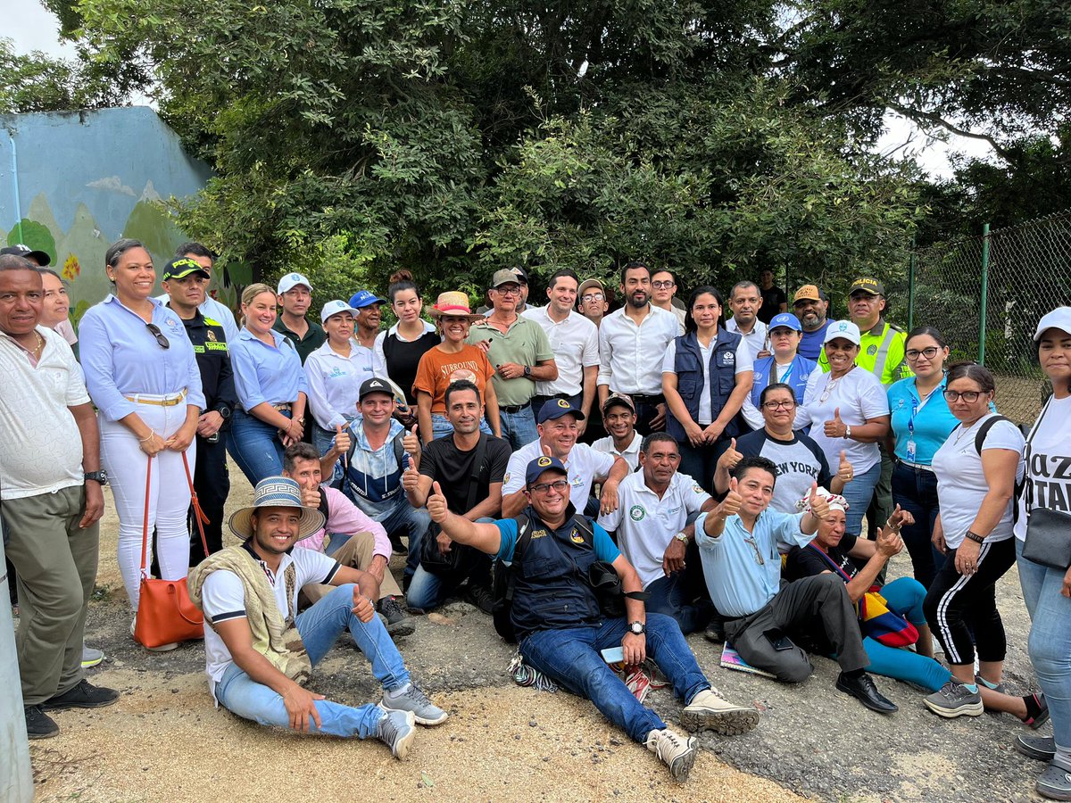 CarlosPinedoC's tweet photo. Me complace informarles que hemos logrado un acuerdo significativo con las comunidades de la zona rural de #SantaMarta, lo cual ha permitido el levantamiento del paro cívico. Este logro se ha alcanzado gracias a una reunión liderada por el gobierno nacional en cabeza del @MinInterior, la @SantaMartaDTCH, @PoliciaStaMarta, Personeria, Procuraduría, Defensoría del Pueblo y representantes de las comunidades de la zona. Se han establecido acuerdos sustanciales que mejorarán la oferta del Estado hacia la zona rural. Agradezco al gobierno nacional, en cabeza del señor presidente @petrogustavo, por atender las solicitudes de la comunidad. 

Acompañaremos estos procesos, a través de la Alta Consejería para la Paz promoviendo las reuniones pertinentes y acompañando a la comunidad en el desarrollo efectivo de las actividades tendientes al seguimiento a los compromisos adquiridos por las partes.