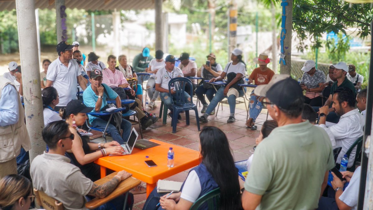 CarlosPinedoC's tweet photo. Me complace informarles que hemos logrado un acuerdo significativo con las comunidades de la zona rural de #SantaMarta, lo cual ha permitido el levantamiento del paro cívico. Este logro se ha alcanzado gracias a una reunión liderada por el gobierno nacional en cabeza del @MinInterior, la @SantaMartaDTCH, @PoliciaStaMarta, Personeria, Procuraduría, Defensoría del Pueblo y representantes de las comunidades de la zona. Se han establecido acuerdos sustanciales que mejorarán la oferta del Estado hacia la zona rural. Agradezco al gobierno nacional, en cabeza del señor presidente @petrogustavo, por atender las solicitudes de la comunidad. 

Acompañaremos estos procesos, a través de la Alta Consejería para la Paz promoviendo las reuniones pertinentes y acompañando a la comunidad en el desarrollo efectivo de las actividades tendientes al seguimiento a los compromisos adquiridos por las partes.