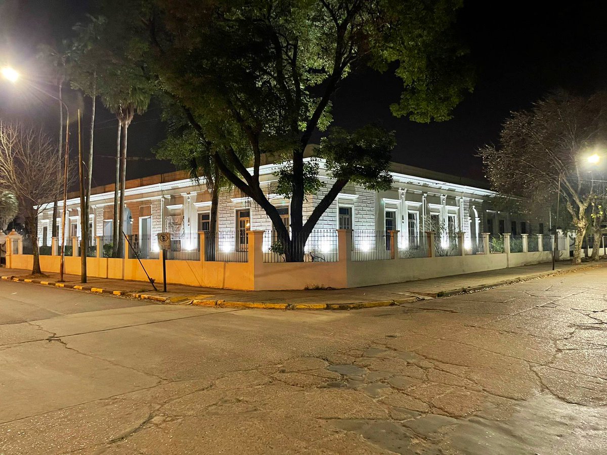 CorrientesGob's tweet photo. ¡Estamos refaccionando por completo la Escuela N° 32 “Manuel Belgrano” de #CuruzúCuatiá! 🏫

Esta gran obra se encuentra en su segunda etapa con trabajos de pintura en aulas, iluminación exterior, arreglo de mástil, cocinas, sanitarios y depósitos.

¡Vamos por más obras! 💪🏼 https://t.co/SN0cNq9g72