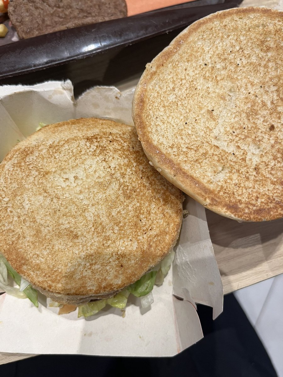 paternina8's tweet photo. @McDonaldsCol que falta de respeto del Mc Donalds de Cartagena de Indias específicamente el de Bocagrande, pedí una Big Mac y me llegó así tal cual como se evidencia en la foto, la primera capa sola únicamente pan, lo peor es que recibí dos hamburguesa de esas iguales. https://t.co/R182oLp3Qd