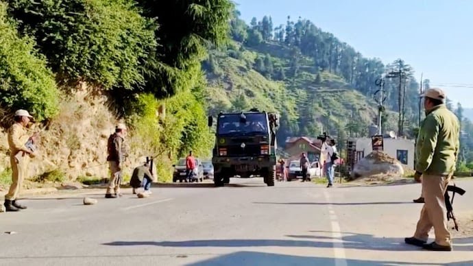 NewsAlgebraIND's tweet photo. BIG BREAKING NEWS 🚨 50 local people detained for allegedly helping terr0rists in Reasi Terror attack.

Several Hindu pilgrims were ki*lled by terrorists in Reasi.

Security teams with the help of drone crews and military dogs are scouring deep forests & high-altitude terrain to catch & ki*II terrorists.