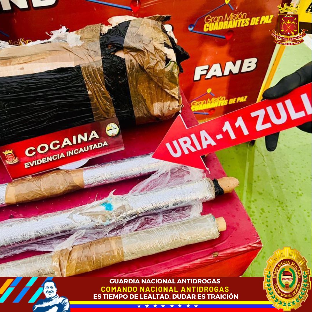leonardojqh's tweet photo. #FANB Zulia en empresa de encomiendas incautaron (5,998 Kg) de Cocaína oculta a manera de doble fondo en rollos de papel tapiz y detección de dos sujetos (venezolano y colombiano) retención de un Revolver con cuatro cartuchos, un Rifle con once cartuchos y un Vehículo tipo Moto. https://t.co/CwxtuR9yH3