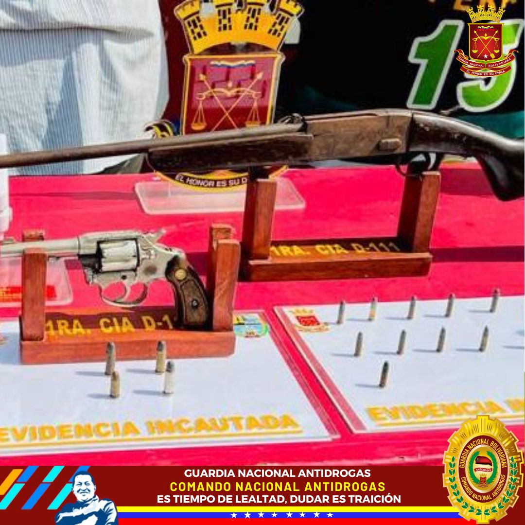 leonardojqh's tweet photo. #FANB Zulia en empresa de encomiendas incautaron (5,998 Kg) de Cocaína oculta a manera de doble fondo en rollos de papel tapiz y detección de dos sujetos (venezolano y colombiano) retención de un Revolver con cuatro cartuchos, un Rifle con once cartuchos y un Vehículo tipo Moto. https://t.co/CwxtuR9yH3