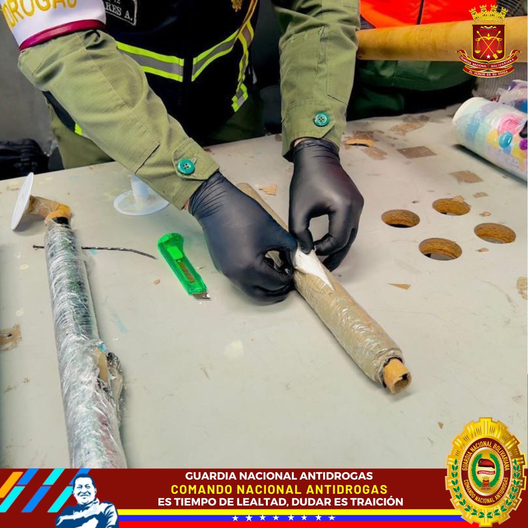 leonardojqh's tweet photo. #FANB Zulia en empresa de encomiendas incautaron (5,998 Kg) de Cocaína oculta a manera de doble fondo en rollos de papel tapiz y detección de dos sujetos (venezolano y colombiano) retención de un Revolver con cuatro cartuchos, un Rifle con once cartuchos y un Vehículo tipo Moto. https://t.co/CwxtuR9yH3