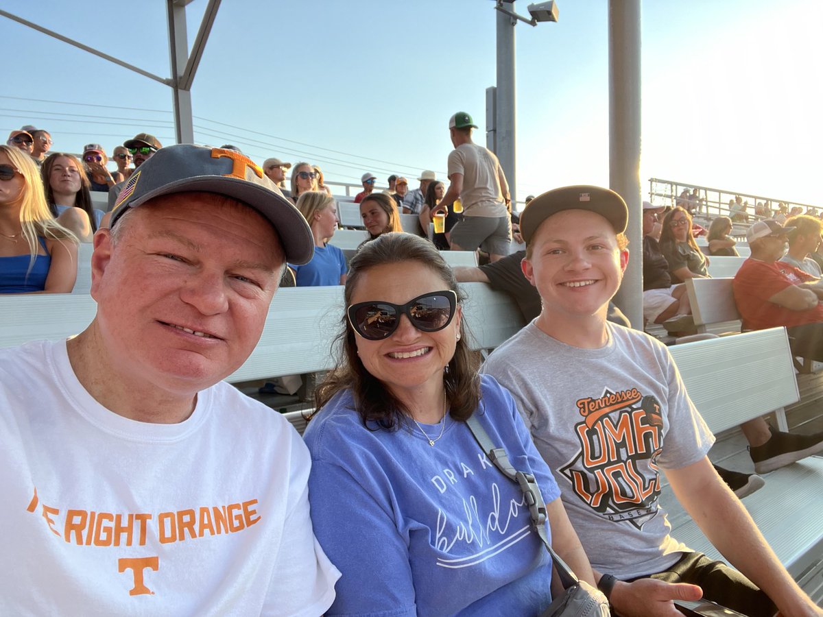 Dwaine_UTCIS's tweet photo. Nice night to cheer on the ⁦@JC_Doughboys⁩ #checkout Rocky the bat-dog! https://t.co/lbpOsQS4D0