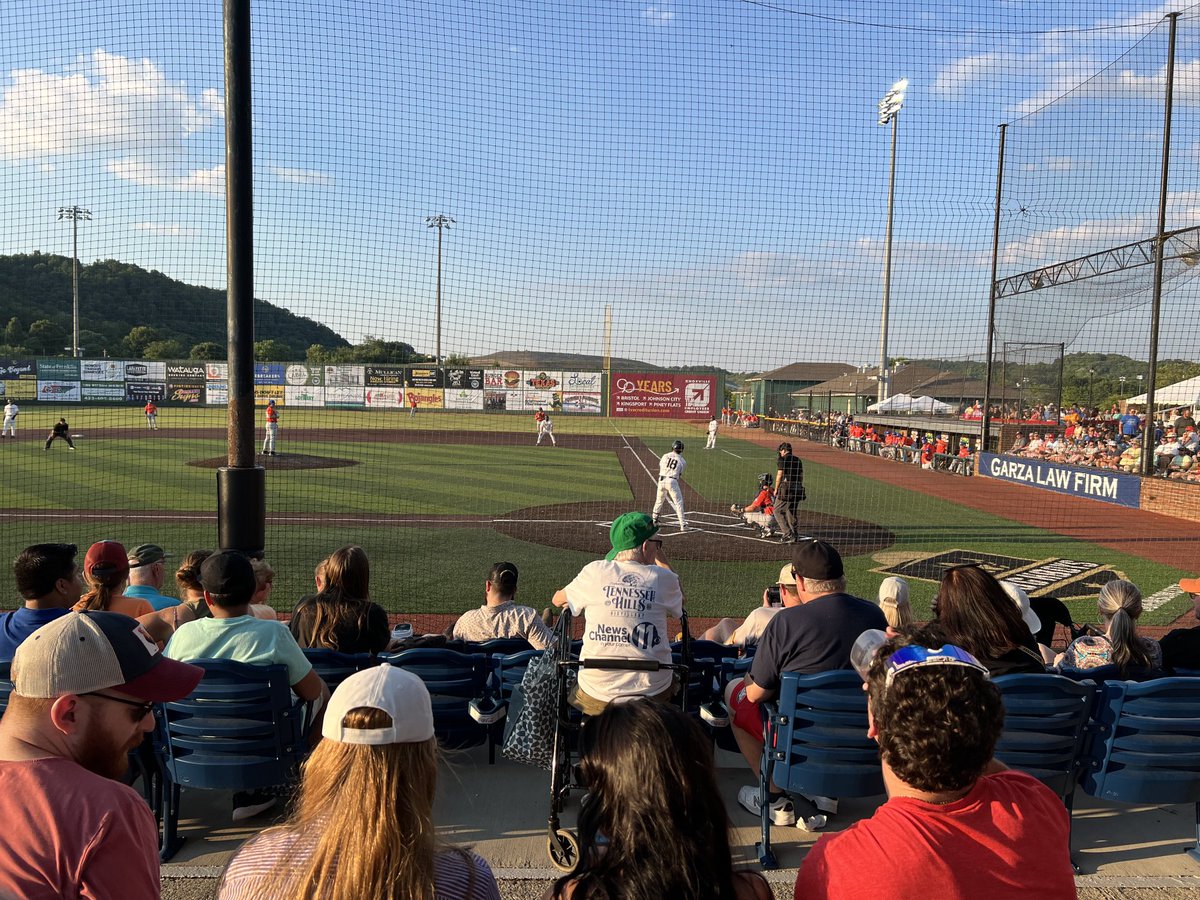 Dwaine_UTCIS's tweet photo. Nice night to cheer on the ⁦@JC_Doughboys⁩ #checkout Rocky the bat-dog! https://t.co/lbpOsQS4D0