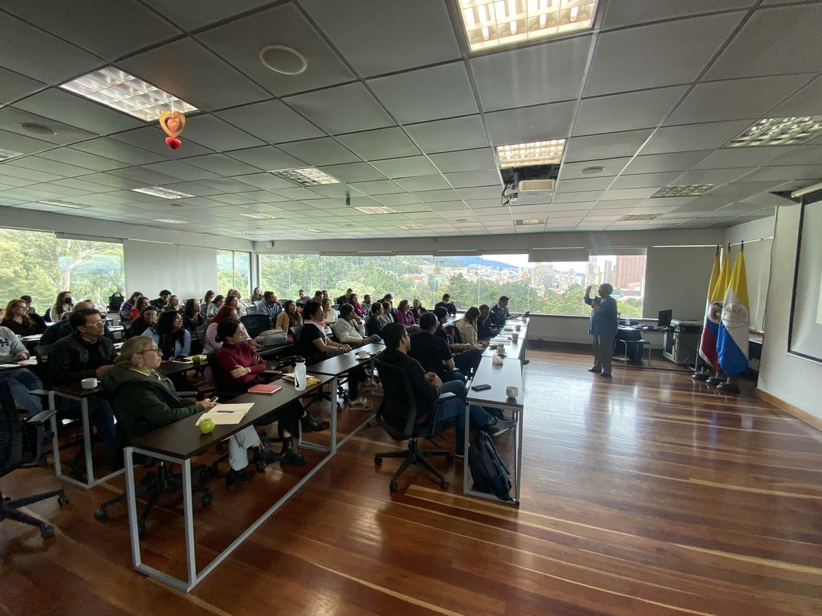 mafarahq's tweet photo. Una vez más, el programa #Cardoner me abrió sus puertas, esta vez para hablar sobre #EcologíaIntegral, la cual nos invita a cambiar las lógicas dañinas de poder por lógicas fraternales de construcción colectiva, respetando y promoviendo las diversidades y dinámicas. https://t.co/k5tmuVyGNA