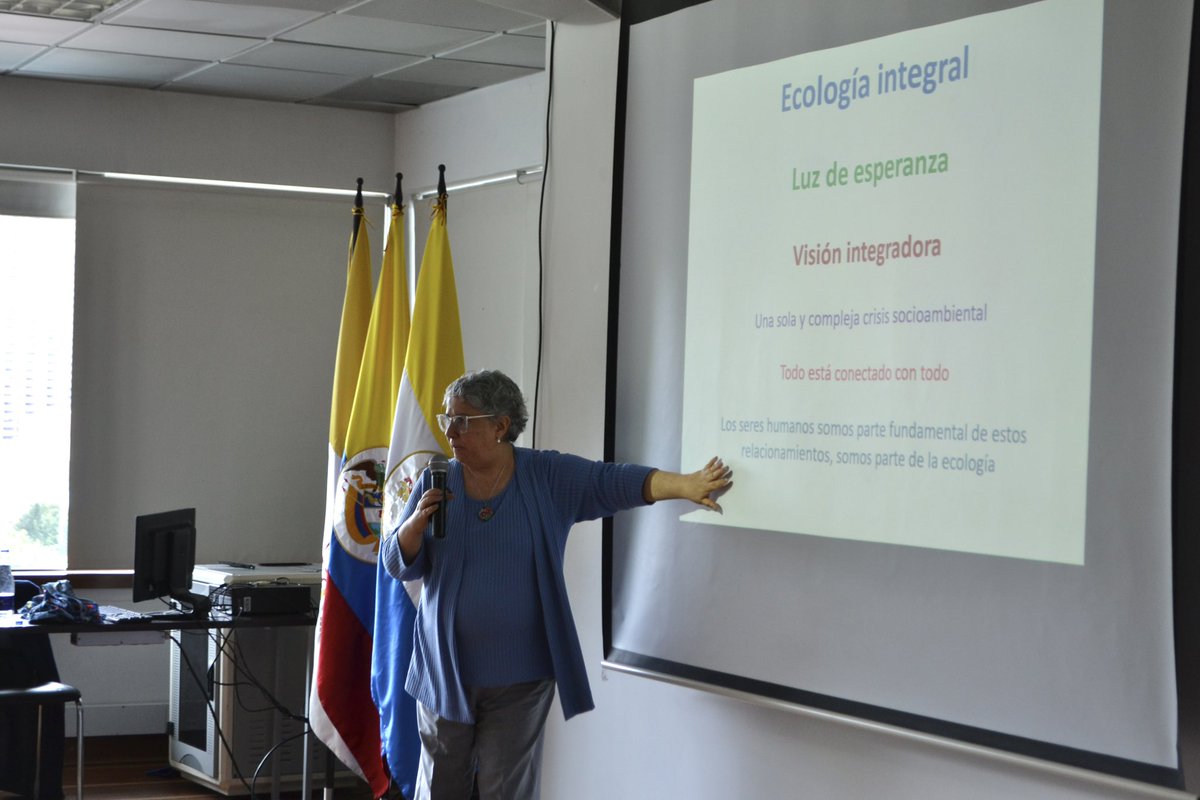 mafarahq's tweet photo. Una vez más, el programa #Cardoner me abrió sus puertas, esta vez para hablar sobre #EcologíaIntegral, la cual nos invita a cambiar las lógicas dañinas de poder por lógicas fraternales de construcción colectiva, respetando y promoviendo las diversidades y dinámicas. https://t.co/k5tmuVyGNA