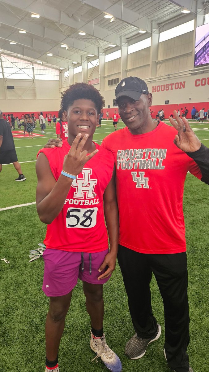 KTaylor2028's tweet image. Another Camp in the books. The @UHCougarFB camp was great. Thanks @OscarGiles95 and @CoachWEFritz.. @RPHS_FB... #EdgeRusher