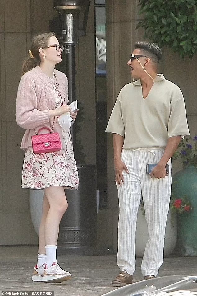 Jennifer Lopez spotted arriving at restaurant to have lunch with step daughter Violet and friend Stevie today in Los Angeles.

📸June 13, 2024