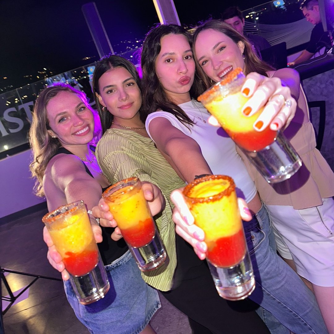 TopgolfMty's tweet photo. Drinks + amigas = Juevecitos en Topgolf 🍸♀️  

#topgolfmty #venajugar #mty #nuevoleon #lifestyle https://t.co/H4RzkLeKYf