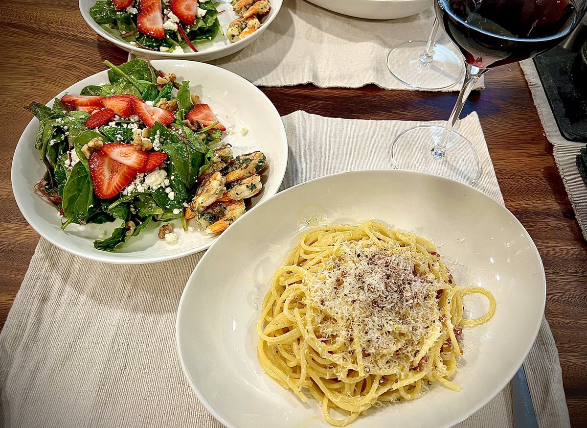 たっぷり卵とチーズで本場カルボナーラ！クリーム無しでもなめらか濃厚で旦那に大好評でした☺️あとはお気に入りのほうれん草と苺のサラダ🍓一気に食卓がカラフルになって良き✨