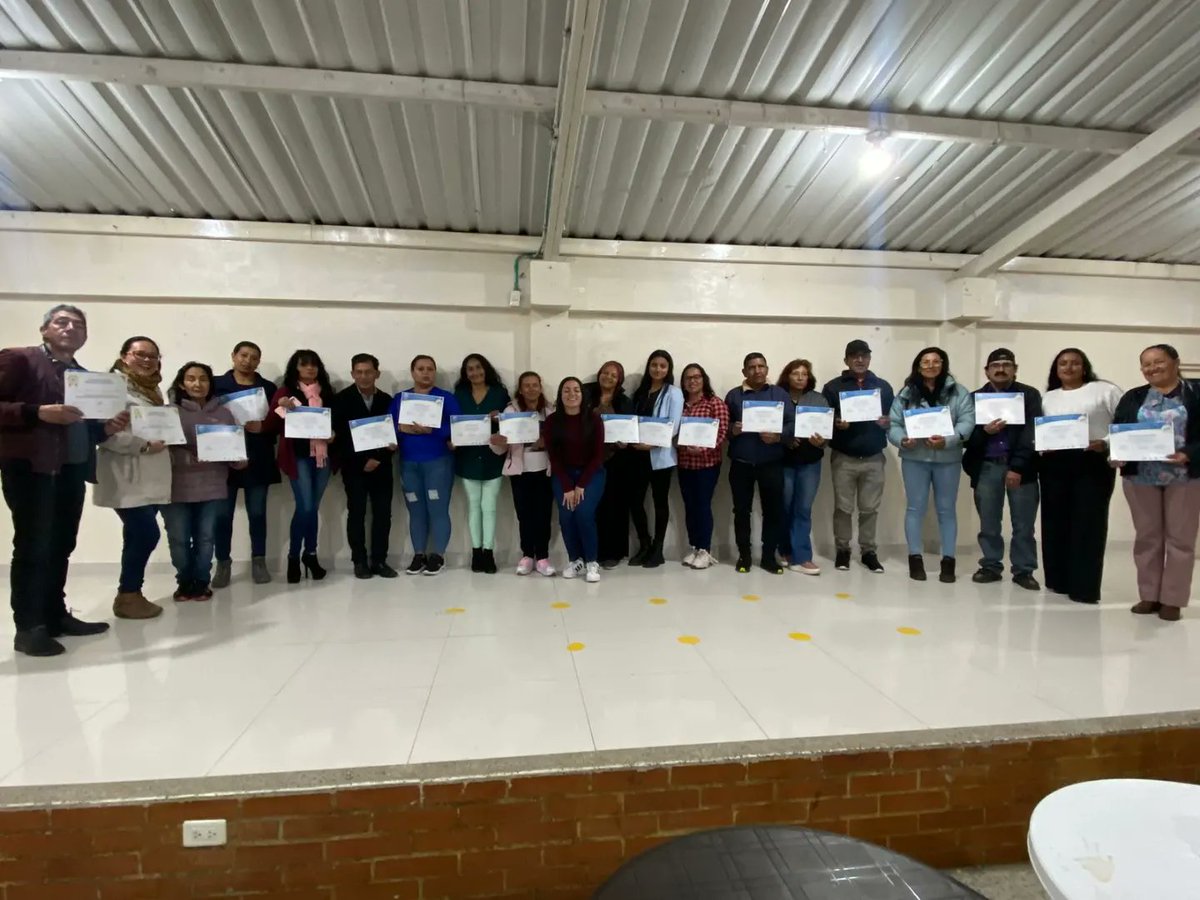 Redaloficial's tweet photo. ¡Felicitaciones a los 22 graduados del curso de #DerechoLaboral Individual en el sector flores! 👏💐 Su dedicación y esfuerzo son un ejemplo para todos. ¡Sigan cultivando su conocimiento para fortalecer el activismo laboral! 💪🌹#Redal #SolidarityCenter #Flore #ONOF #Sintrainagro https://t.co/E1EXh4loF6