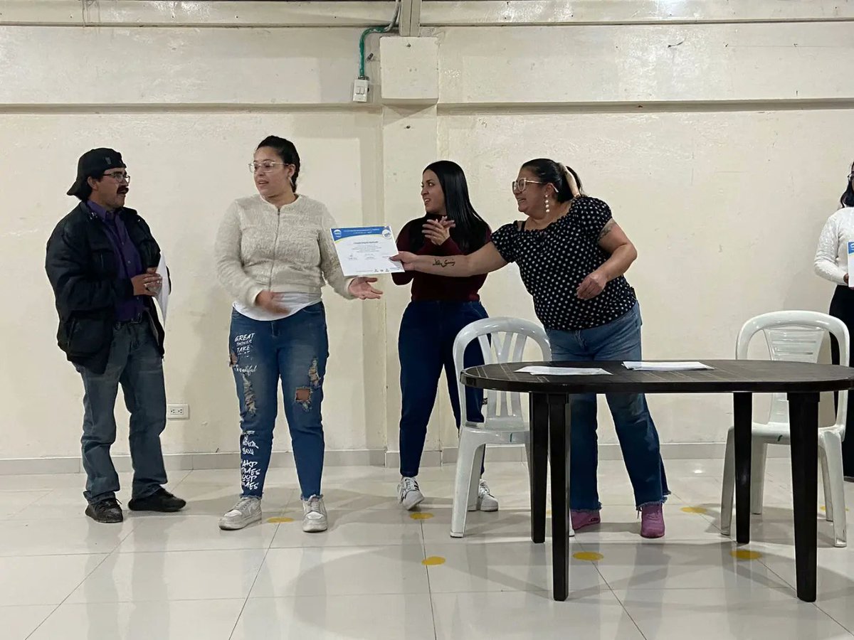 Redaloficial's tweet photo. ¡Felicitaciones a los 22 graduados del curso de #DerechoLaboral Individual en el sector flores! 👏💐 Su dedicación y esfuerzo son un ejemplo para todos. ¡Sigan cultivando su conocimiento para fortalecer el activismo laboral! 💪🌹#Redal #SolidarityCenter #Flore #ONOF #Sintrainagro https://t.co/E1EXh4loF6