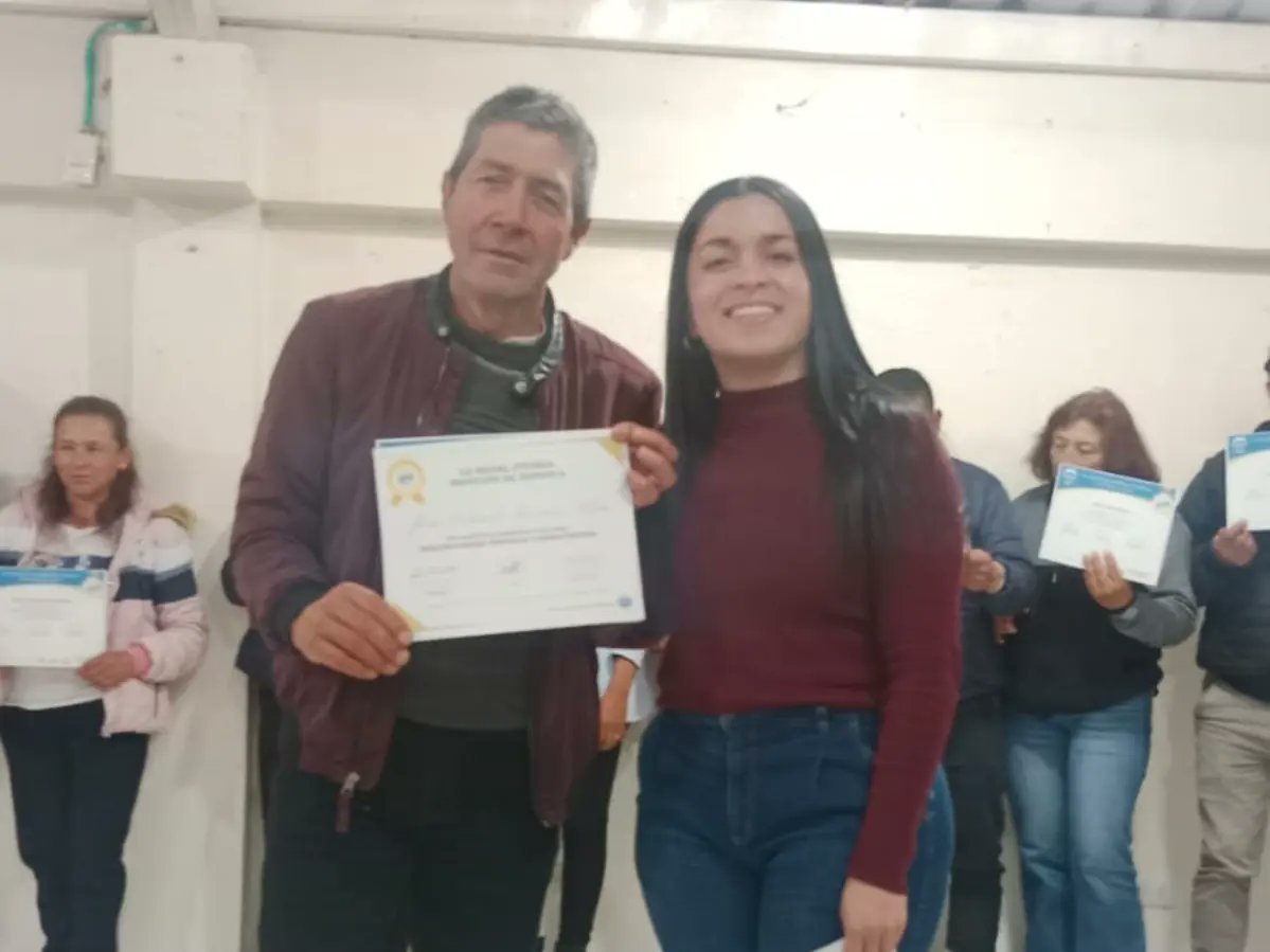 Redaloficial's tweet photo. ¡Felicitaciones a los 22 graduados del curso de #DerechoLaboral Individual en el sector flores! 👏💐 Su dedicación y esfuerzo son un ejemplo para todos. ¡Sigan cultivando su conocimiento para fortalecer el activismo laboral! 💪🌹#Redal #SolidarityCenter #Flore #ONOF #Sintrainagro https://t.co/E1EXh4loF6