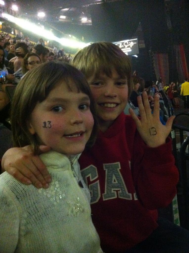 MckinnonIssy's tweet photo. My first Taylor show vs my tenth Taylor show 😭🥰❤️ #LiverpoolTStheErasTour @taylornation13 https://t.co/wMTZBN4Nc7