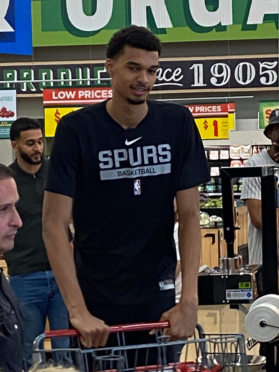 SpursReporter's tweet photo. When you’re not sure if that was really Victor Wenbanyama you saw at the neighborhood H-E-B grocery store, clue in to his t-shirt and to the Charantais melon (typical French melon) in his basket. 😉 #PorVida https://t.co/WRrAHrgvtw
