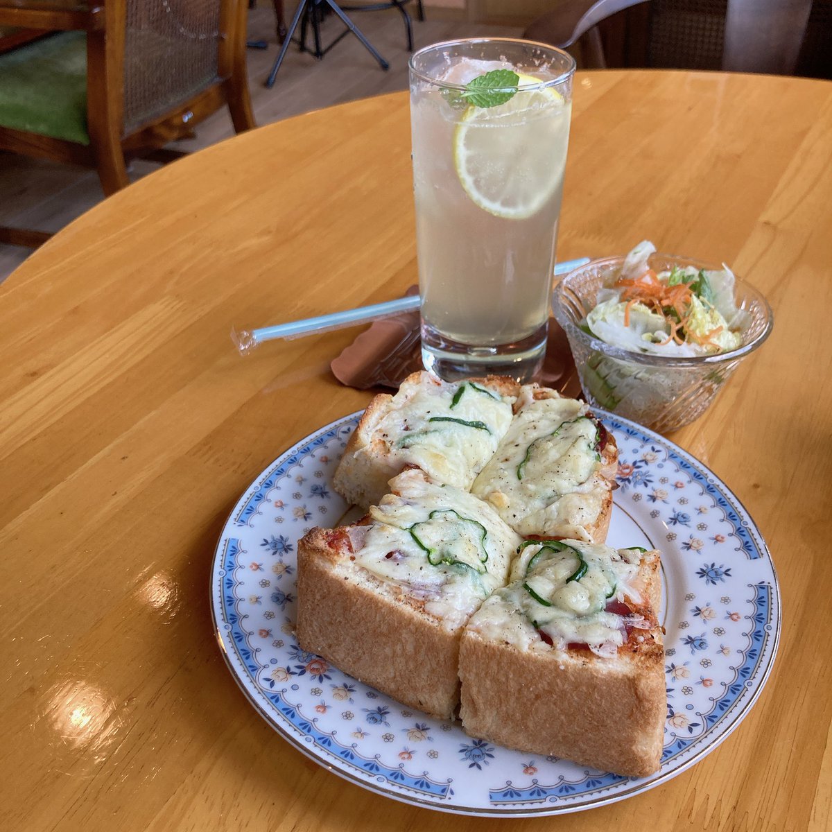 ayudabe's tweet photo. #lunch 一関市 cafe HE−STORY (ひすとりー) ピザトースト(サラダ)•レモンスカッシュ #toast #一関 #ichinoseki #cafe #lemonsquash 高台にあるので眺めが良いよ.新幹線の時刻表が壁にあり通過を確認できるのも面白い.前回食べたピザトーストとちょいと違う感じがしたけど これも美味しい https://t.co/Z2ae7e75Bn