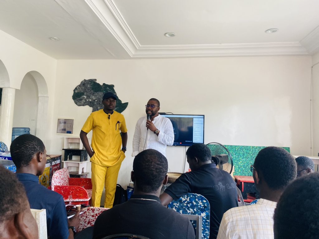 DiengAb21's tweet photo. Nous sommes très heureux d’assister à la formation sur le #tri et la #gestion des #ordures organisée par #WAREEF dans l’ecoboutique de @Recuplast1 .
@djibny @DiagneMacoumba1 @Jve_Senegal @Proplast01 #Senegal @MinistreEnviro1 https://t.co/wyncN9x8Sq