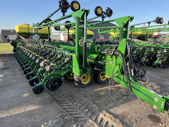 ⚠️Clearance Center Alert ⚠️Check out this 2022 machine! Grab it now before it's gone!
➡️2022 John Deere DB90
💲$419,000
🖥️  bit.ly/4eilbaR