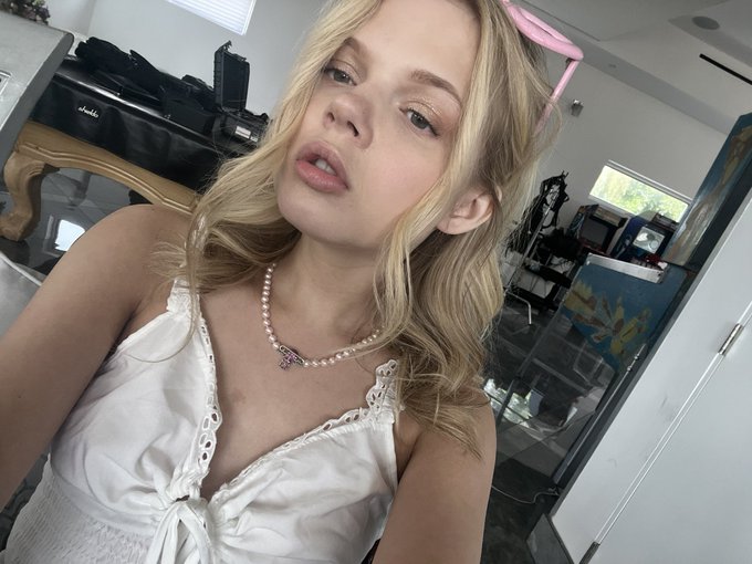 My Instagram got deleted so I'm replying to everyone right now !!   https://t.co/KZtfLg0Z63 https://t