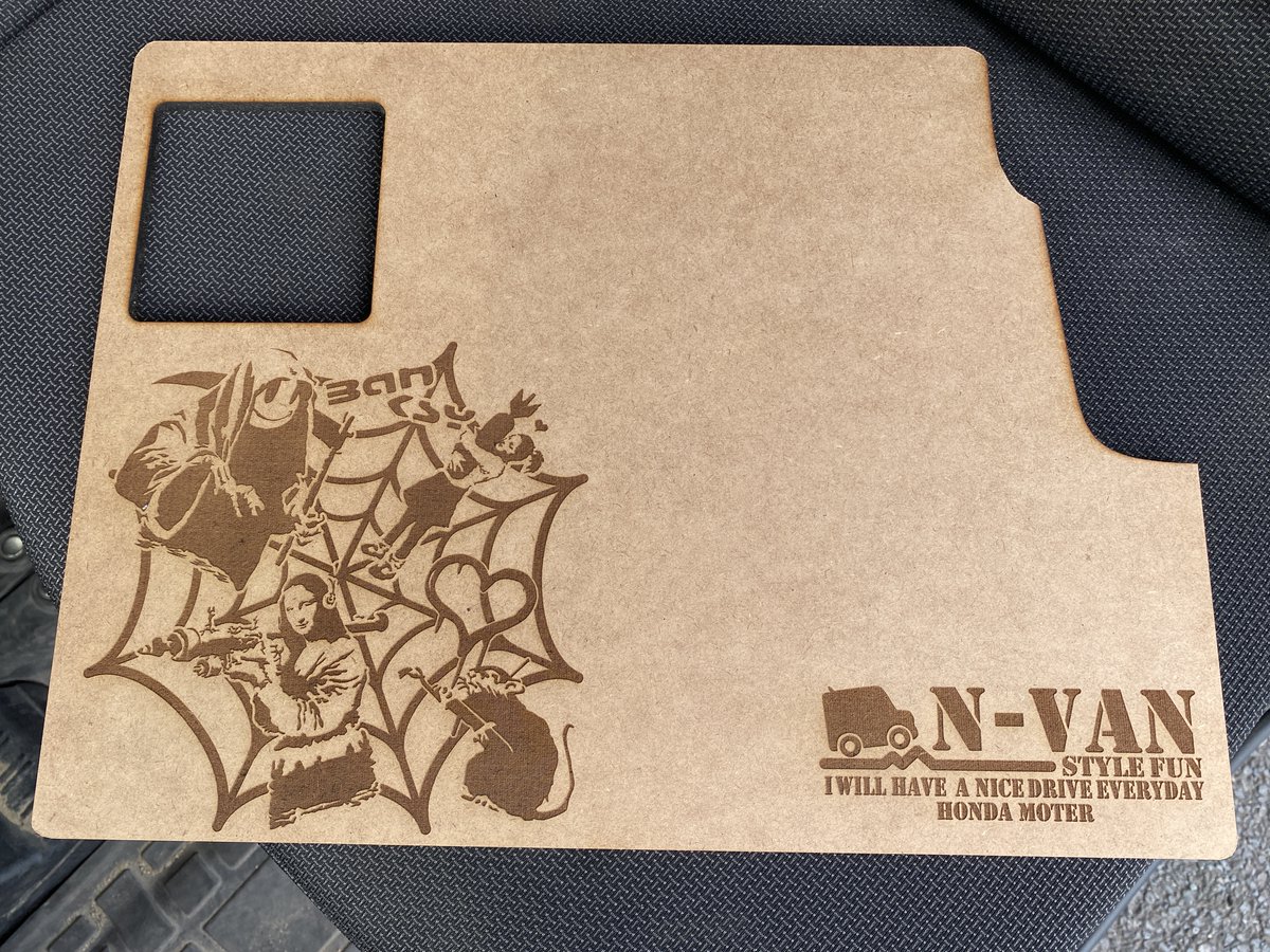 Desikoikoma's tweet photo. N-VAN専用テーブル
純正品はめっちゃお値段がアレなので制作してみました～(*´ω｀*)
普通に走る分くらいには落ちたりはしなさそうだけどすべり止めシートを買ってきて付けようかなというところ♪
木製のいい感じはあるんだけど車との色合いがどうなのかな…
気軽に問い合わせてくださいね～
#エヌバン https://t.co/wEFXmazXNb