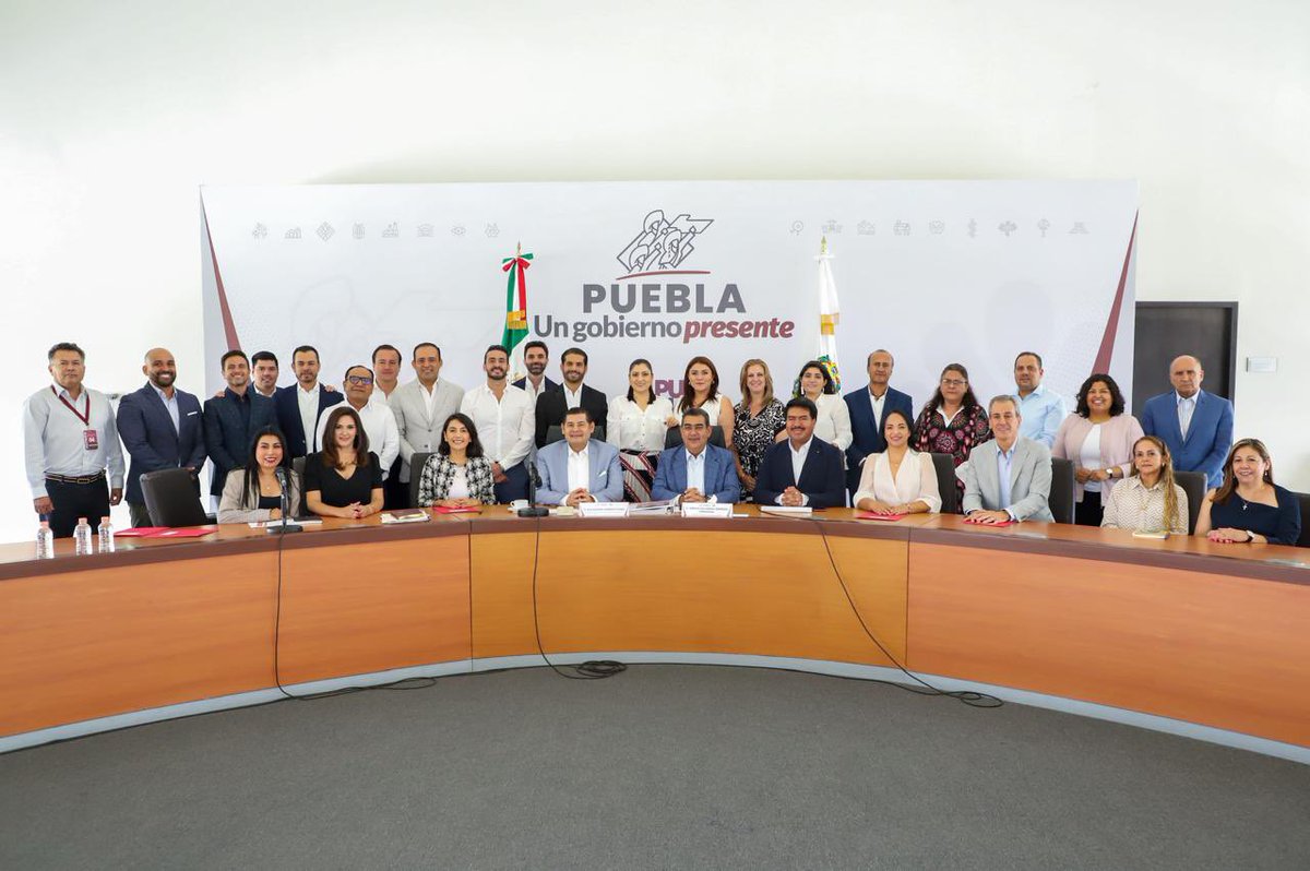 armentapuebla_'s tweet photo. Ante la importancia histórica en la que nos encontramos, en la que pronto tendremos a nuestra primera Presidenta, la Dra. @Claudiashein, acompañé a nuestro Gobernador @SergioSalomonC a la reunión con las y los diputados federales electos. 

Como lo ha dicho nuestro Gobernador, trabajar en unidad, siempre bajo el respeto a los poderes, será fundamental para lograr mejores condiciones de bienestar y prosperidad compartida para el estado.