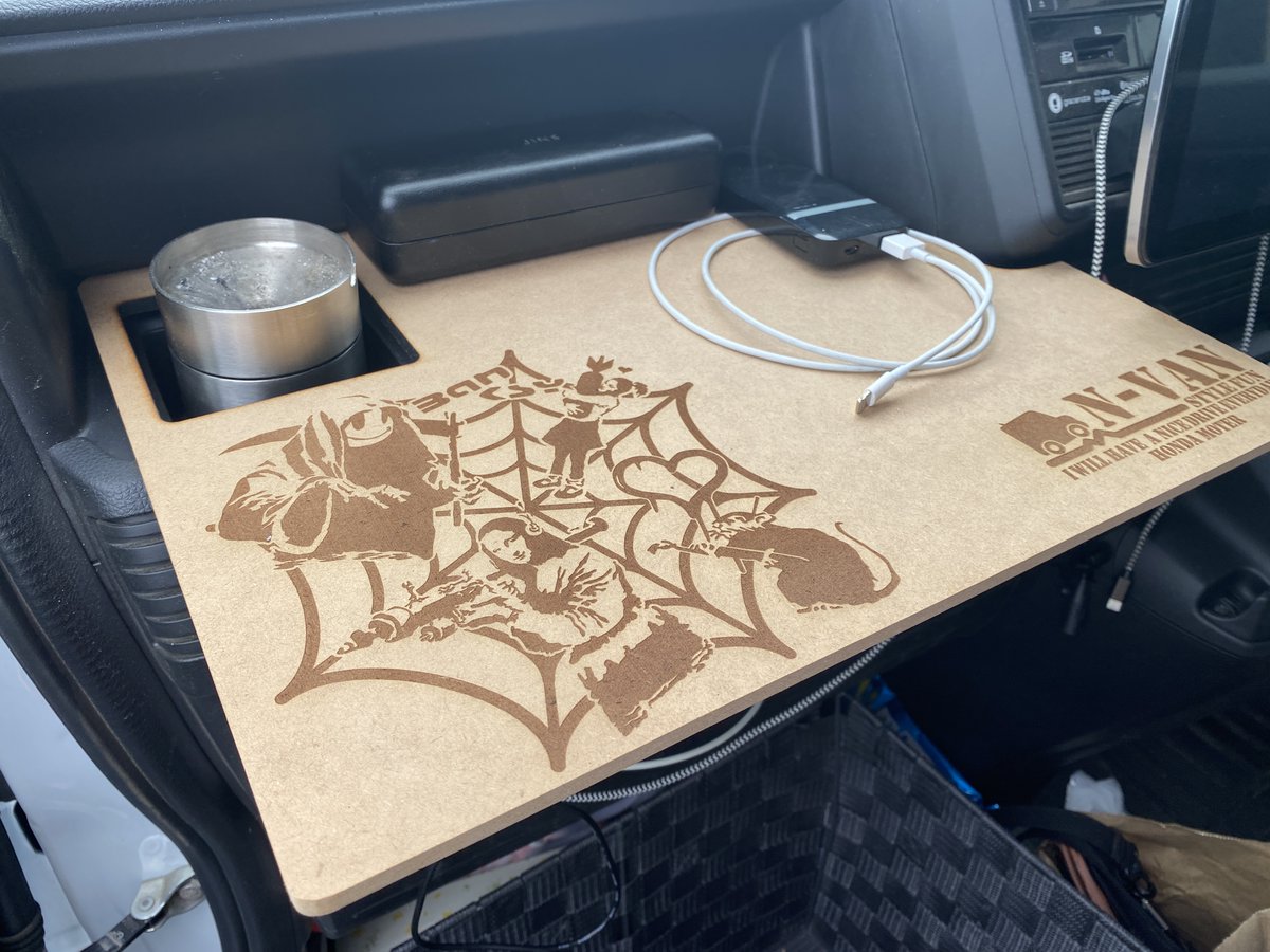 Desikoikoma's tweet photo. N-VAN専用テーブル
純正品はめっちゃお値段がアレなので制作してみました～(*´ω｀*)
普通に走る分くらいには落ちたりはしなさそうだけどすべり止めシートを買ってきて付けようかなというところ♪
木製のいい感じはあるんだけど車との色合いがどうなのかな…
気軽に問い合わせてくださいね～
#エヌバン https://t.co/wEFXmazXNb