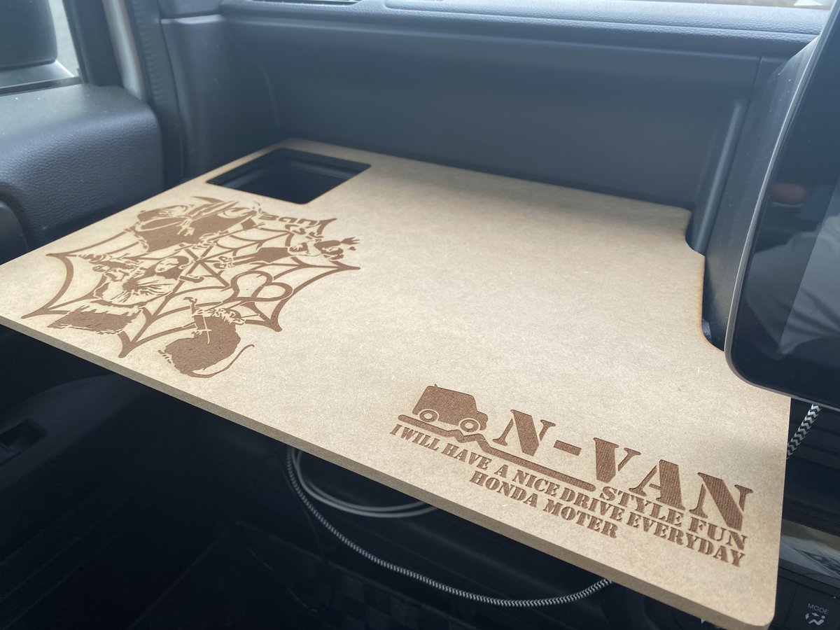 Desikoikoma's tweet photo. N-VAN専用テーブル
純正品はめっちゃお値段がアレなので制作してみました～(*´ω｀*)
普通に走る分くらいには落ちたりはしなさそうだけどすべり止めシートを買ってきて付けようかなというところ♪
木製のいい感じはあるんだけど車との色合いがどうなのかな…
気軽に問い合わせてくださいね～
#エヌバン https://t.co/wEFXmazXNb