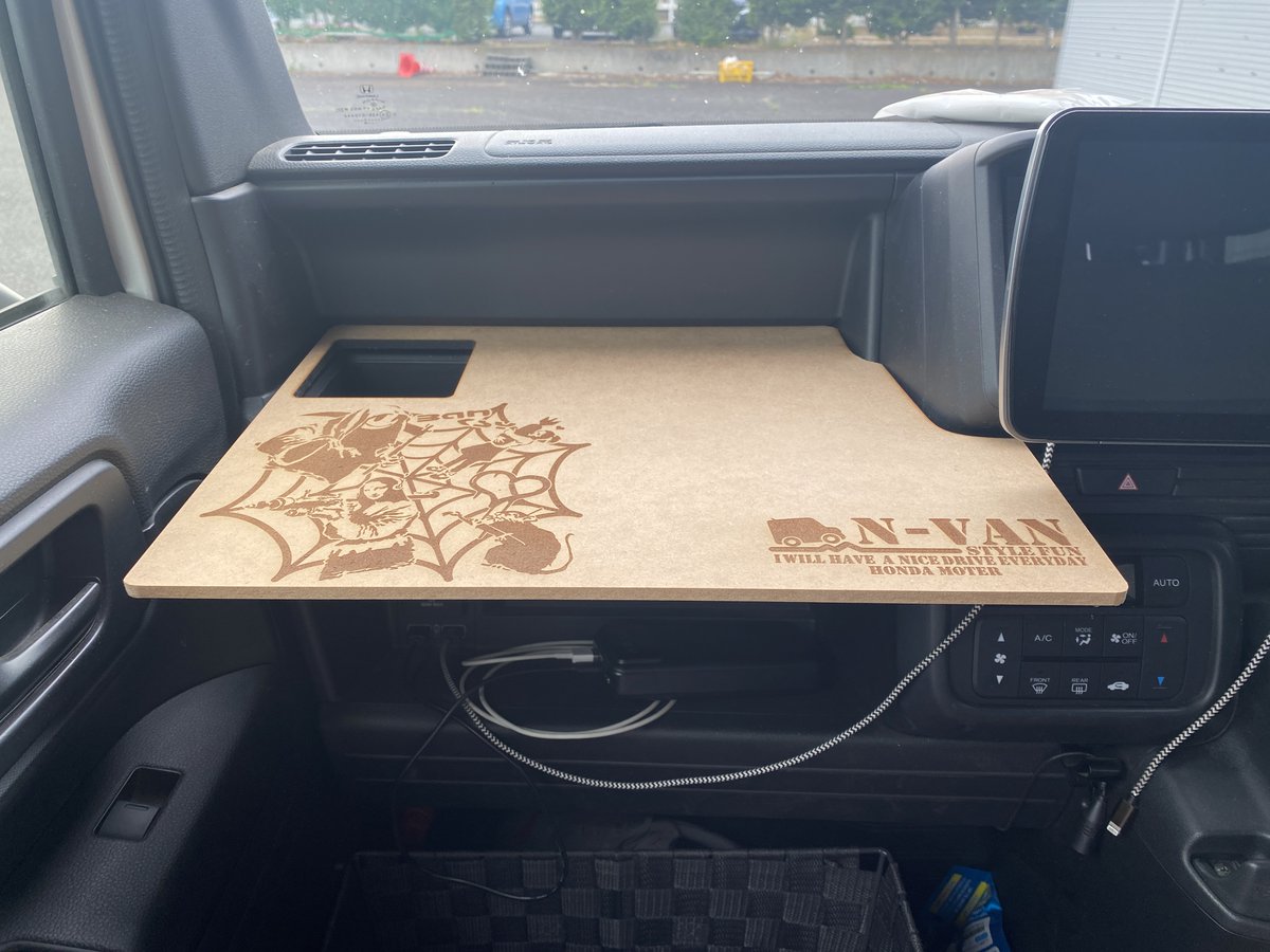 Desikoikoma's tweet photo. N-VAN専用テーブル
純正品はめっちゃお値段がアレなので制作してみました～(*´ω｀*)
普通に走る分くらいには落ちたりはしなさそうだけどすべり止めシートを買ってきて付けようかなというところ♪
木製のいい感じはあるんだけど車との色合いがどうなのかな…
気軽に問い合わせてくださいね～
#エヌバン https://t.co/wEFXmazXNb
