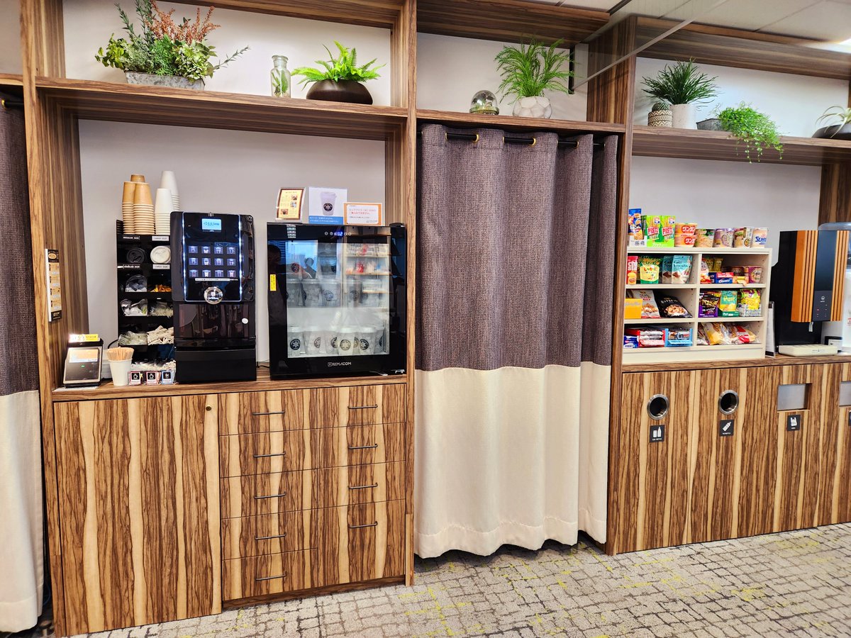 茅場町のオフィスビルにB,B,CAMPを設置させていただきました✨
今回はロックアイスを卓上冷凍庫にストックします。
お菓子の棚もカウンターに合わせて小さめですが何だかしっくり納まりました👍

#企業公式相互フォロー