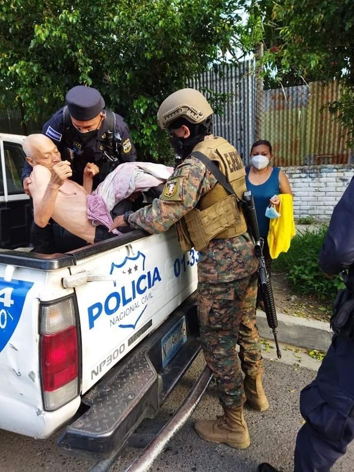 ElTrompudo2022's tweet photo. UN TURISTA TURCO LLEVADO EN HELICÓPTERO AL HOSPITAL...

Un anciano salvadoreño llevado en cama de un pickup de la PNC a una unidad de salud. https://t.co/qHX4MlfiYr