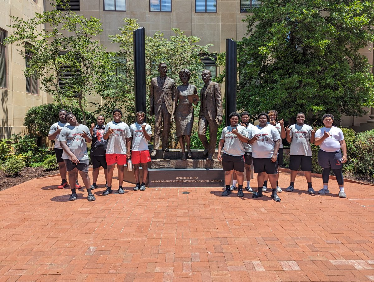 jwalverson's tweet photo. So proud to bring this outstanding group of players to @CoachSBeamer @GamecockFB camp to show out for
@CoachSElliott &amp; @CoachTeasley but their reaction to @UofSC campus was pure joy! The #WelcomeHome vibe was everywhere they said. Emotional day for a #proud #coach &amp;  @uofscalumni https://t.co/jUIn3yHFU3