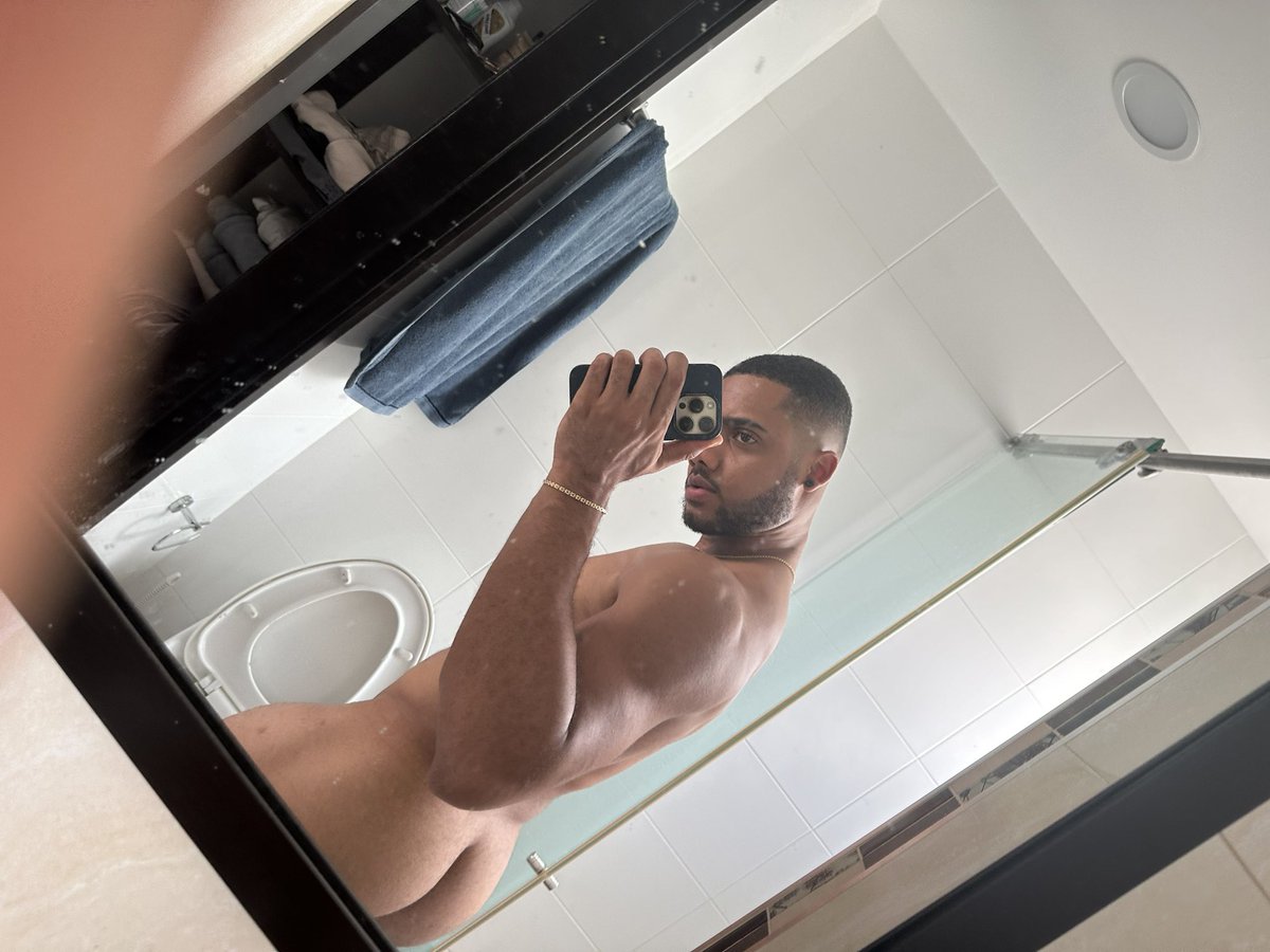ChrisDi200's tweet photo. Let’s take a shower together 💦 https://t.co/gVSNfahmLA