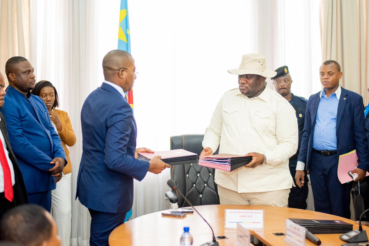 Castroabuba's tweet image. Comme de la coutume du #sortant et de #l&apos;Entrant, Omana bitika ai du plan était présent pour répondre à celà sous une attitude positive et du charisme d&apos;un homme d&apos;État.