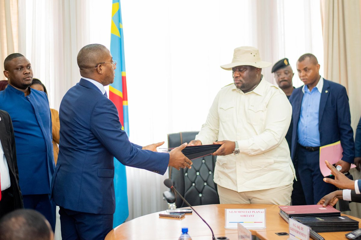 Castroabuba's tweet image. Comme de la coutume du #sortant et de #l&apos;Entrant, Omana bitika ai du plan était présent pour répondre à celà sous une attitude positive et du charisme d&apos;un homme d&apos;État.