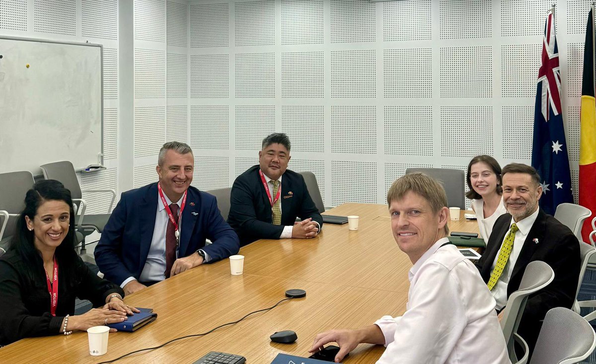 AusAmbVN's tweet photo. The Australian Chamber of Commerce #AusCham Executive presented its 2024-25 Strategy to the 🇦🇺 Embassy.

The presentation aligned with our Comprehensive Strategic Partnership #CSP and with the #MooreReport Investment Plan for Vietnam 🇻🇳 https://t.co/4VvUgMwlY3