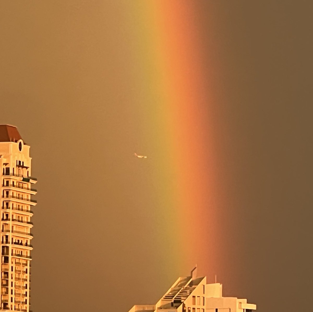 Miami ve çevresinde seller sonrası çıkan gökkuşağı ve inişe geçmiş TK77 İstanbul-Miami uçağı, gökkuşağından geçmek üzere.. ⁦⁦<a href="/TK_TR/">Türk Hava Yolları</a>⁩ ⁦<a href="/yhyustun/">Yahya ÜSTÜN</a>⁩