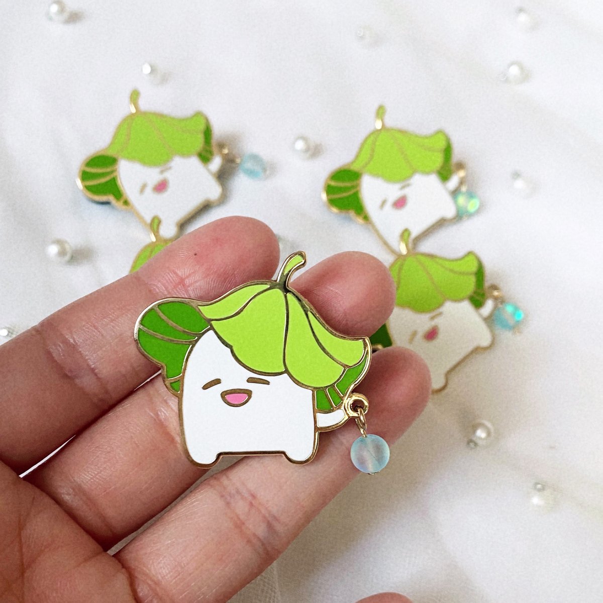 i made these 2ha rice cake bby pins a while back for a cup sleeve and im putting the extras up for sale now! 

1.5"
each come with a little bead attachment
hard enamel
$15usd each

i'm also be giving one away! rt + like + follow me to enter ^o^ (u r responsible for shipping)