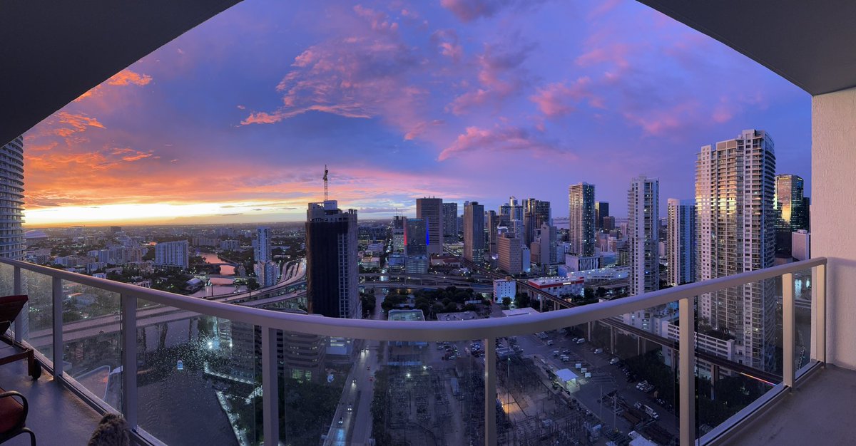 BassBakes's tweet photo. @volvoshine Beautiful purple sky with pink clouds https://t.co/u5hLwCKli5