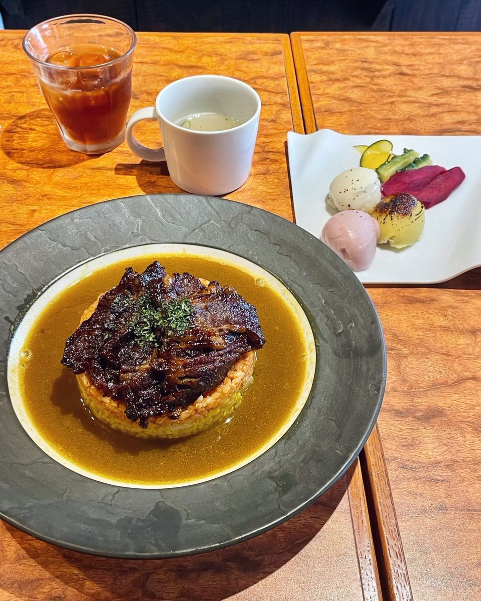 Wiciu1971's tweet photo. お好み焼きを食べにソニアに行ったらお休み
で、ずっと行ってみたかったこちらに
ビーフカレーと3色のマッシュポテトとピクルス

3年連続ビブグルマンを取ってるだけあって
食べたことのない感じのサラサラのスープカレー
に甘辛のビーフのバランスが絶妙

そしてまさかの7/15閉店予告で
並んでる人皆がびっくり😅