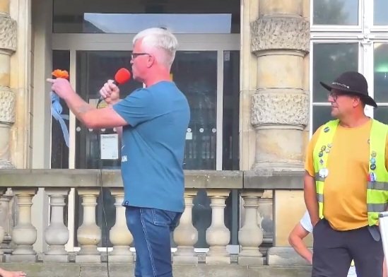 KurtBernert's tweet photo. @15Research1 @goerlitzfarmer Und Sebastian #Wippels Freund Jens #Jäschke drohte schon 1 Tag nach der Wahl, das im Falle einer Machtübernahme durch die AFD in #Sachsen, SCHLUSS mit GEGENDEMOS gegen dem Extremisten Frank #Liske und seinen #Groupies in #Görlitz ist. https://t.co/fkeClQm6Ql