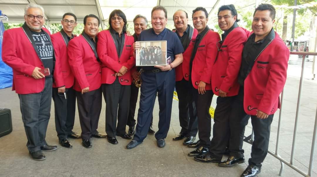 "Somos lo que hay, lo que se agota en el mercado, lo que se pide en todos lados, lo que se vende como pan caliente" somos el Campeche Show con Ray 
Qué no?
Nota: es un fragmento de una canción., 🎤🎹🎷🎸🥁pá que no me cancelen jajaja