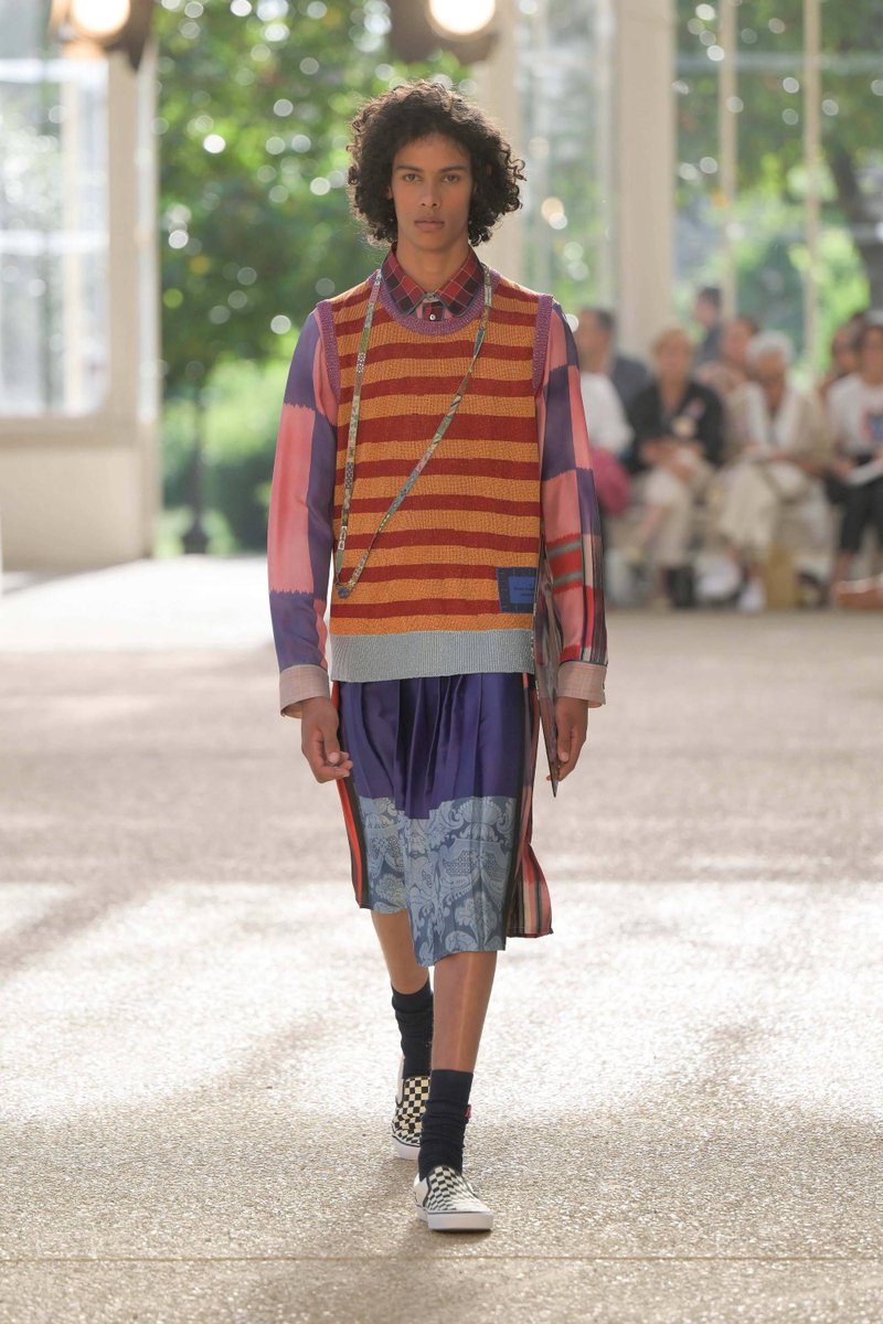 MaleFashTrends's tweet photo. #PierreLouisMascia hace de la más ecléctica versión de los estampados la carta fuerte de su colección en #PittiUomo https://t.co/Pxtjx2BX19 https://t.co/t8KxUMrx6K