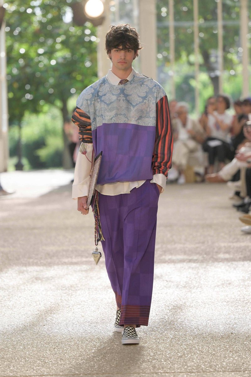 MaleFashTrends's tweet photo. #PierreLouisMascia hace de la más ecléctica versión de los estampados la carta fuerte de su colección en #PittiUomo https://t.co/Pxtjx2BX19 https://t.co/t8KxUMrx6K