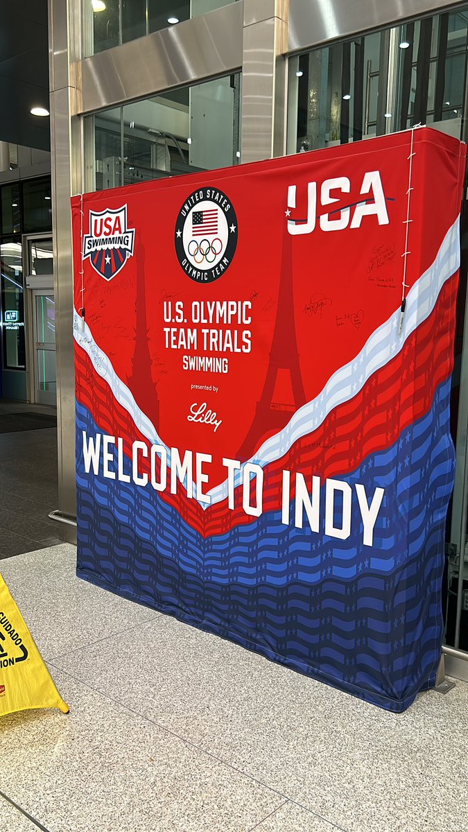 SpaldoBusiness's tweet photo. If you are flying βοΈ into Indy or just picking up a passenger donβt miss the opportunity to Sharpie-up a #swim24 pool-cool banner. In baggage claim at @INDairport. So many fun Olympics integrations here. https://t.co/fehzpQfqwf