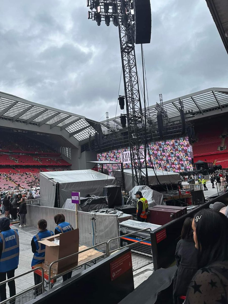 GrandeFeatBts's tweet photo. Paid £660 for a unrestricted seat for taylor night 2 and clearly its a lie because it IS restricted. I'm 9 months pregnant so can't even stand up the whole time either. So disappointed that this will be my view tomorrow #tickermaster @TicketmasterCS https://t.co/bkLJbZQxOR