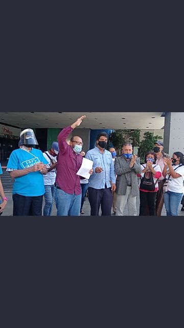 managuac's tweet photo. Su único delito es exigir al gobierno el respeto de los DERECHOS HUMANOS de los venezolanos,y sobre todo sus vecinos del Norte de Caracas, su única arma de lucha
*UN MICRÓFONO CON VERBO ENCENDIDO*
*LIBERTAD PARA EL LUCHADOR*
@CarlosJRojas13 https://t.co/PF1vRHkJpl